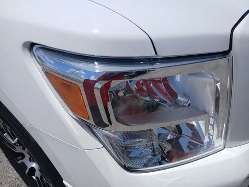 Used 2022 Nissan Titan SV w/ SV Convenience Package RWD image 28