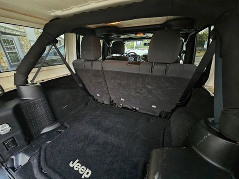 Used 2012 Jeep Wrangler Unlimited Sahara w/ Mopar Chrome Edition Group image 19