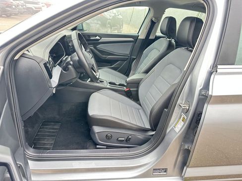 Used 2025 Volkswagen Jetta SE image 36