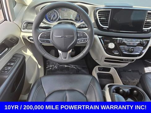 Used 2024 Chrysler Pacifica Touring-L FWD image 12