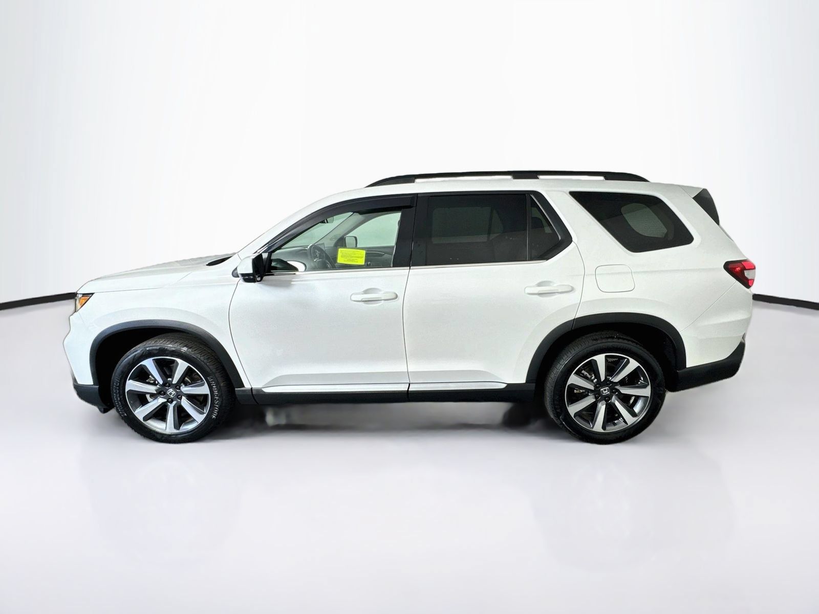 Used 2025 Honda Pilot Touring image 4