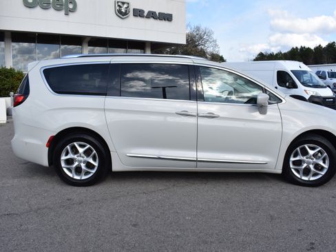 Used 2020 Chrysler Pacifica Touring-L Plus w/ Tire & Wheel Group image 10