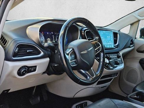 Used 2021 Chrysler Pacifica Touring-L w/ Premium & Safety Sphere Group image 10