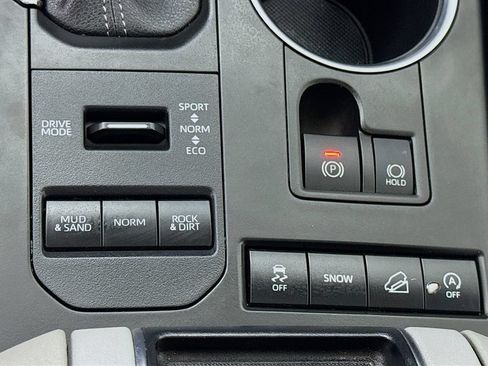 Used 2022 Toyota Highlander XLE AWD/4WD image 11