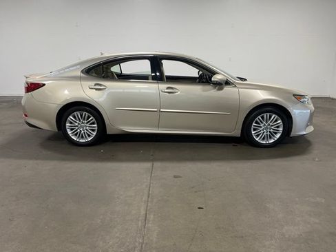 Used 2014 Lexus ES 350 w/ Luxury Package FWD image 2