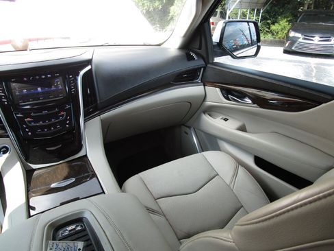 Used 2018 Cadillac Escalade Premium Luxury AWD/4WD image 9