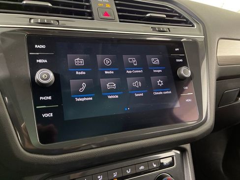 Used 2020 Volkswagen Tiguan SE w/ Panoramic Sunroof Package image 22