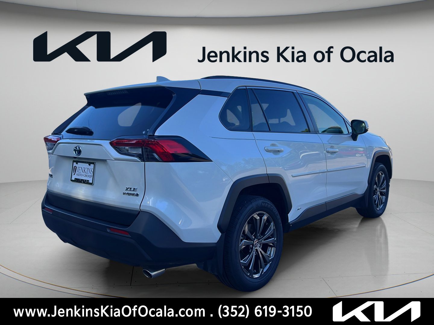 Used 2022 Toyota RAV4 XLE Premium AWD/4WD image 3