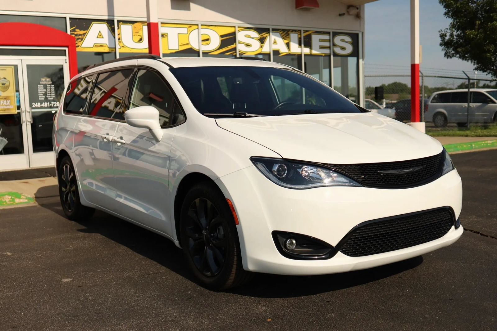 Used 2020 Chrysler Pacifica Touring-L w/ S Appearance Package FWD image 3