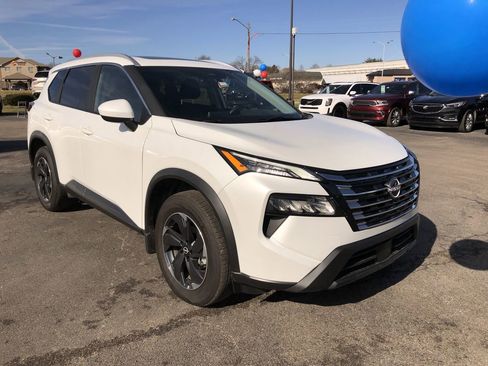 Used 2025 Nissan Rogue SV w/ SV Premium Package image 7