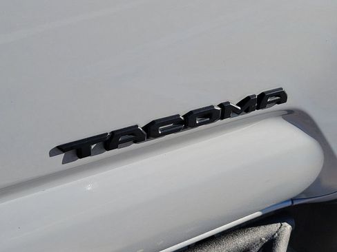 Used 2021 Toyota Tacoma SR5 w/ Trail Edition image 8