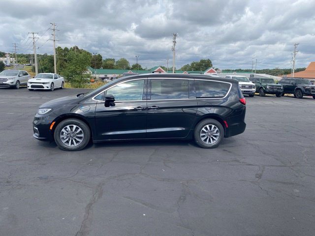 Used 2021 Chrysler Pacifica Touring-L FWD image 2