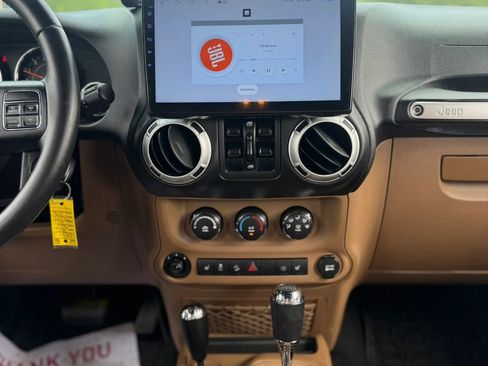Used 2015 Jeep Wrangler Unlimited Rubicon w/ Connectivity Group AWD/4WD image 12