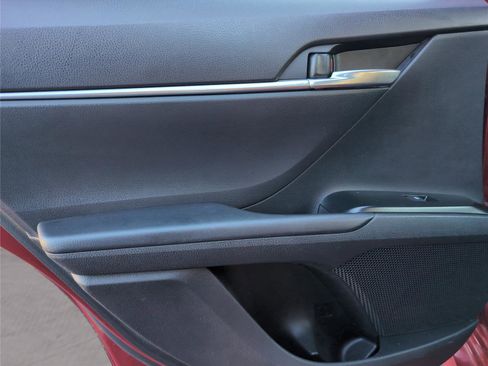 Used 2020 Toyota Camry LE image 32