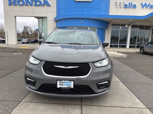 Used 2023 Chrysler Pacifica Touring-L image 15