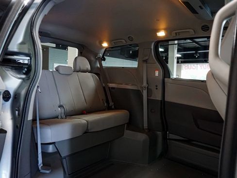 Used 2019 Toyota Sienna XLE Premium FWD image 34