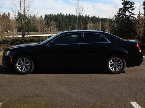 Used 2016 Chrysler 300 Limited w/ Driver Convenience Group image 3