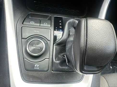 Used 2022 Toyota RAV4 LE image 39