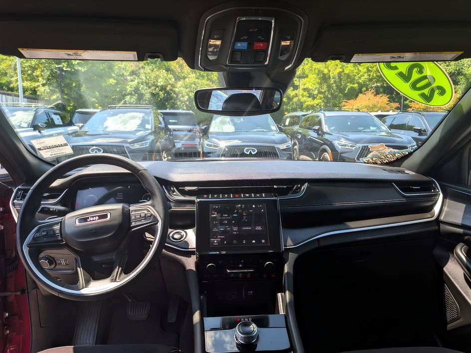Used 2023 Jeep Grand Cherokee Altitude RWD image 11