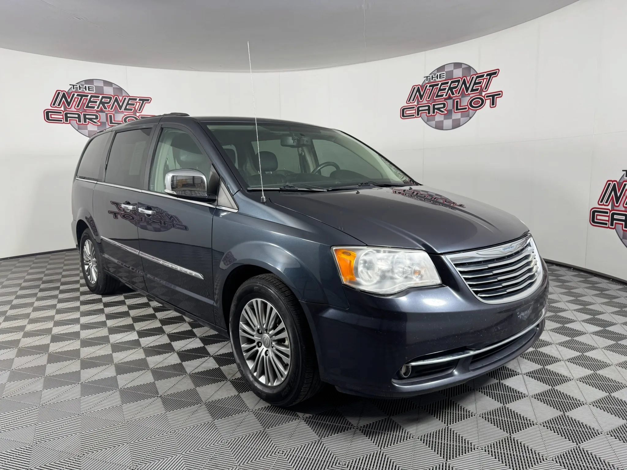 Used 2014 Chrysler Town & Country Touring-L w/ Driver Convenience Group FWD image 9