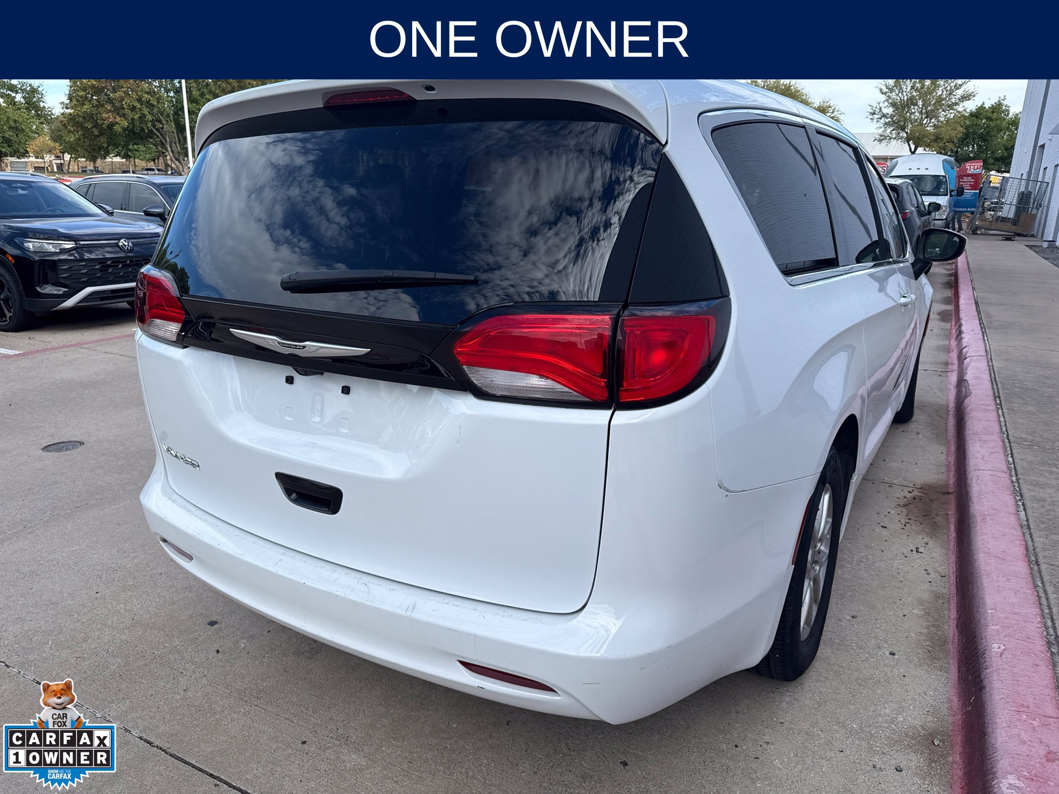 Used 2023 Chrysler Voyager LX FWD image 3