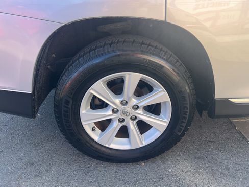 Used 2011 Toyota Highlander SE image 8