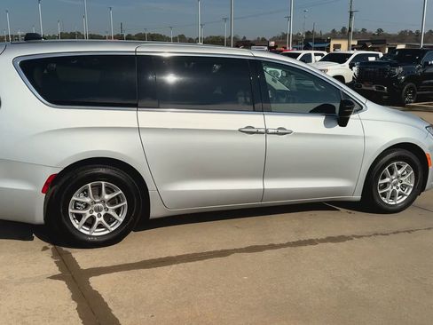Used 2024 Chrysler Pacifica Touring-L image 8