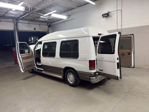 Used 2003 Ford E-150 and Econoline 150 RWD image 12