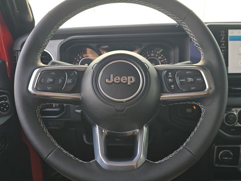 Used 2025 Jeep Wrangler Unlimited Sahara w/ Technology Group AWD/4WD image 24