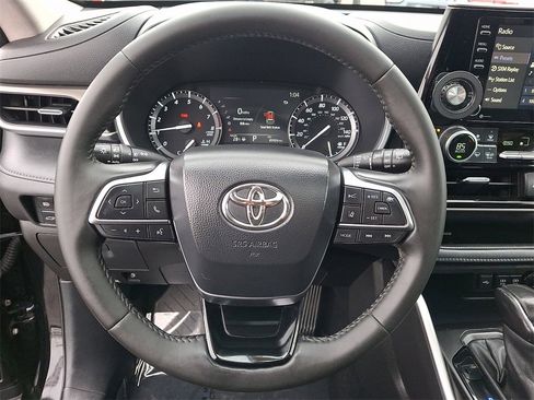 Used 2021 Toyota Highlander XLE image 22