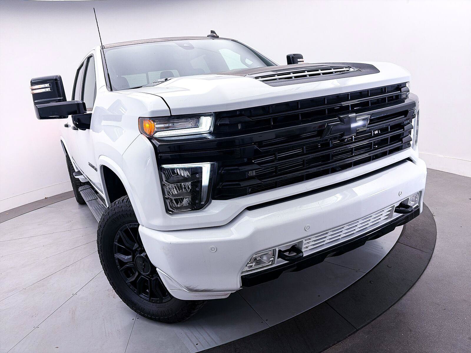 Used 2022 Chevrolet Silverado 2500 High Country w/ Z71 Off-Road Package AWD/4WD image 3
