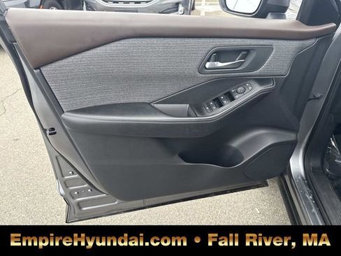 Used 2022 Nissan Rogue SV image 16