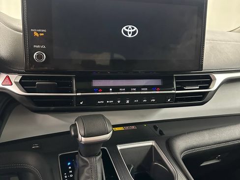 Used 2025 Toyota Sienna XLE FWD image 18