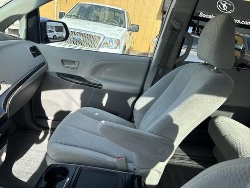 Used 2013 Toyota Sienna LE w/ Towing Pkg image 16