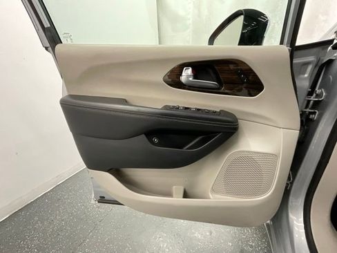 Used 2023 Chrysler Pacifica Limited FWD image 9