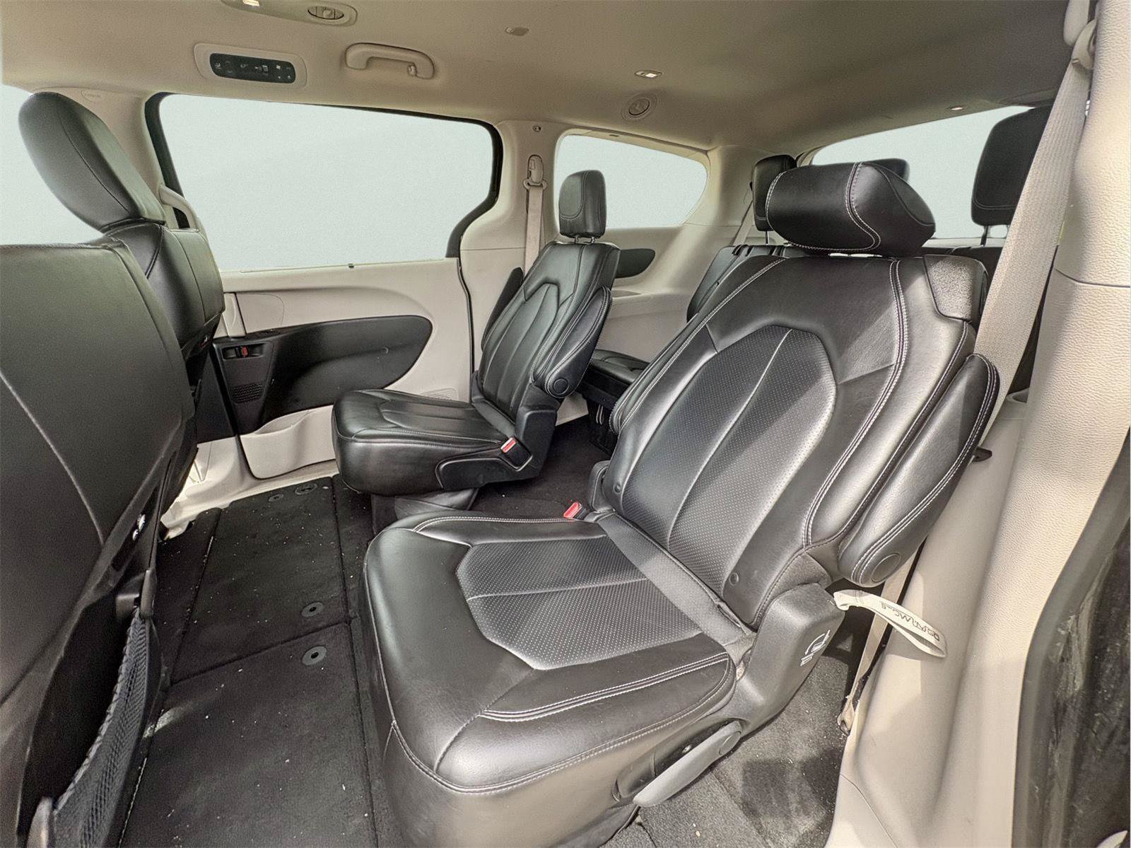 Used 2023 Chrysler Pacifica Touring-L FWD image 13