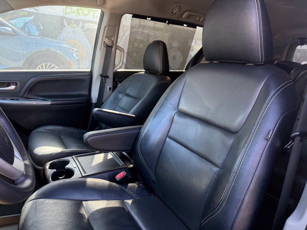 Used 2016 Toyota Sienna SE FWD image 10