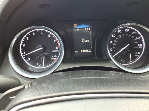 Used 2020 Toyota Camry SE image 18