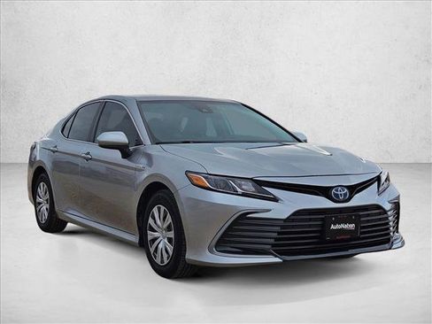 Used 2021 Toyota Camry LE image 3