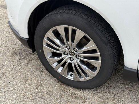 Used 2023 Toyota Venza XLE image 10