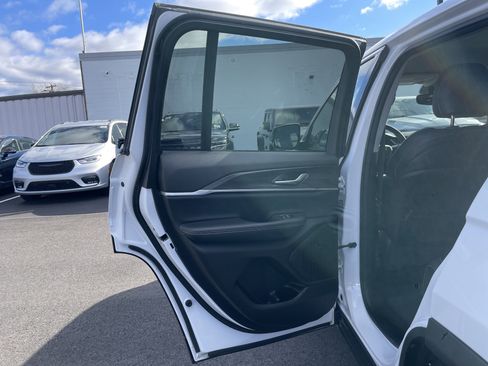 Certified 2023 Jeep Grand Cherokee Limited image 29