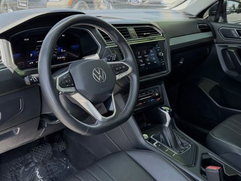 Used 2023 Volkswagen Tiguan SE w/ Panoramic Sunroof Package FWD image 28