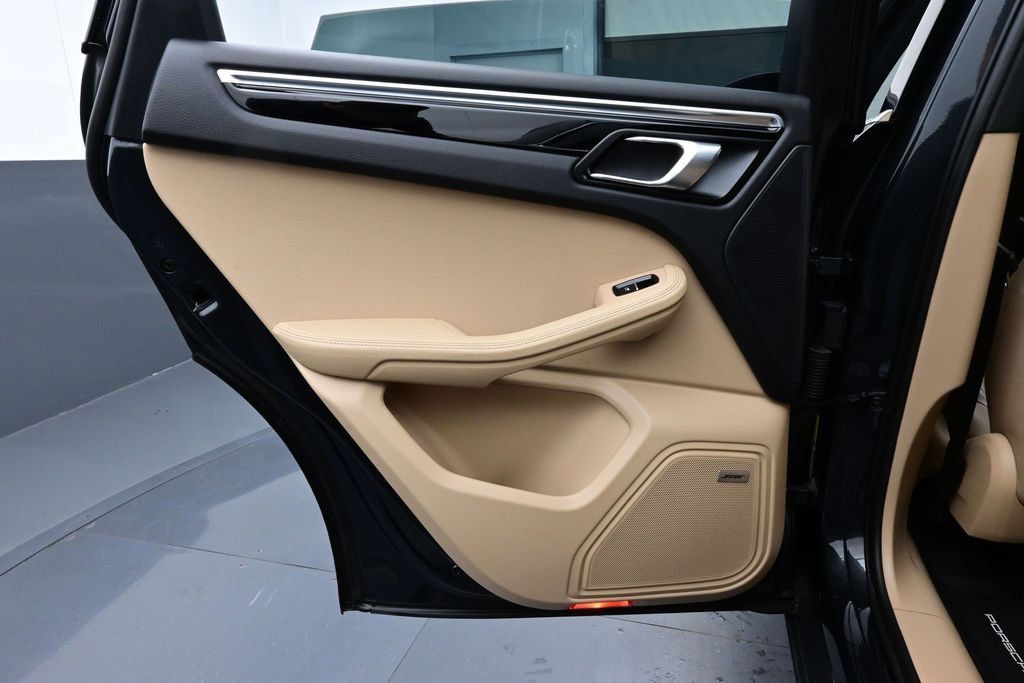 Certified 2022 Porsche Macan S AWD/4WD image 13