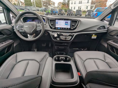 New 2026 Chrysler Voyager LX image 17