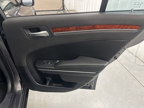 Used 2014 Chrysler 300 image 33