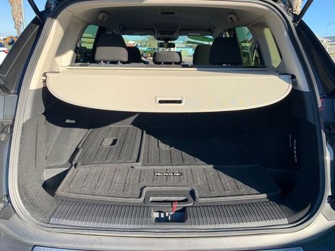 Used 2023 Nissan Rogue SV image 9