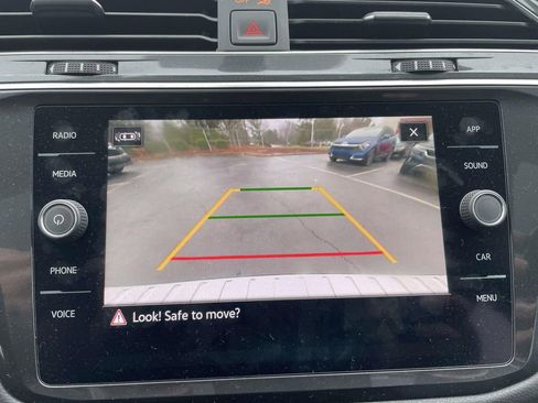 Used 2021 Volkswagen Tiguan SE w/ Panoramic Sunroof Package image 40