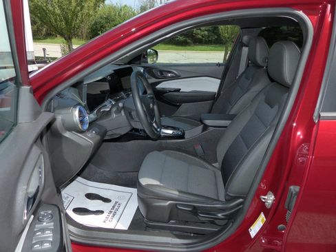 Used 2025 Chevrolet Trax LT w/ LT Convenience Package FWD image 21
