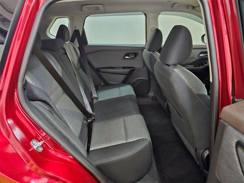 Used 2022 Nissan Rogue SV image 12