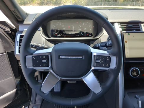 New 2025 Land Rover Discovery Dynamic SE image 30